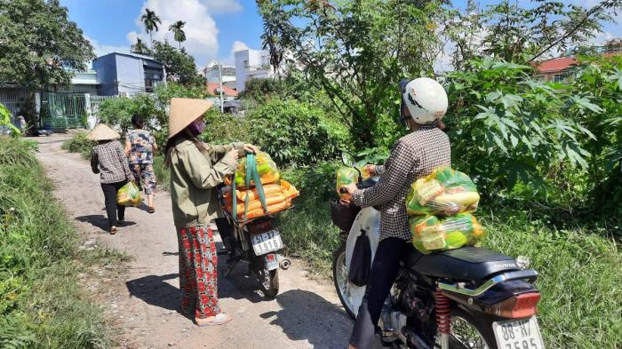 Trao quà đến người dân ở P.Phước Long A, P.Long Phước (ngày 17/09/2021)